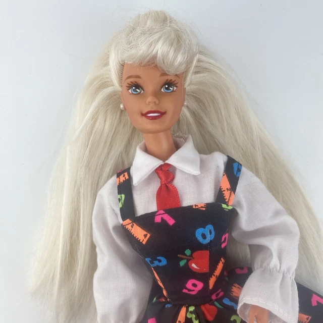 Barbie Artigianato Bambola Insegnante Bruna con 10 Accessori Educativi Di cui Globo Rotante e Computer Portatile Giocattolo per Bambini GDJ35