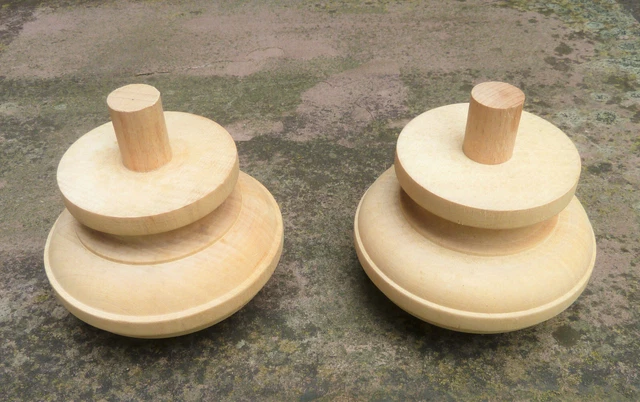 Möbelfüße, nach altem Original gedrechselt.