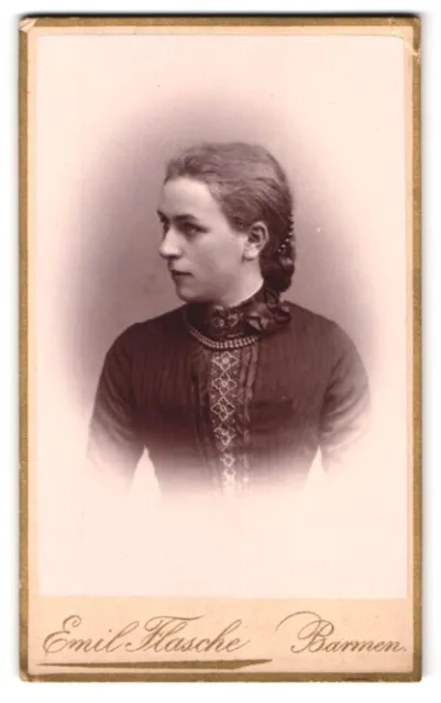 Fotografie Emil Flasche, Barmen, Portrait junge Dame im Kleid mit Halskette