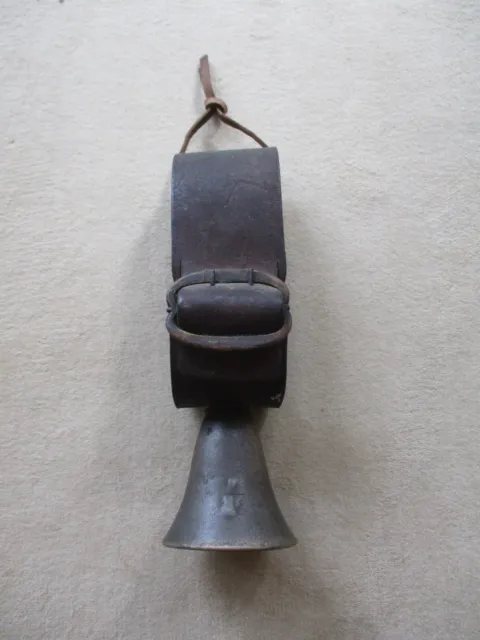 Alte Glocke Ziegenglocke oder Schaf noch mit altem Leder Halsband Bronze Messing