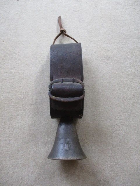 Alte Glocke Ziegenglocke oder Schaf noch mit altem Leder Halsband Bronze Messing