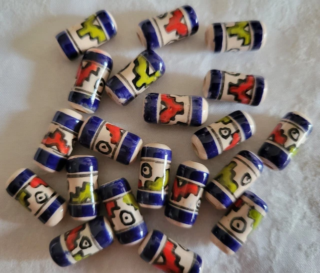 20 Keramik Perlen 14mm Zylinder, grün, cremeweiß, rot / Inka Muster