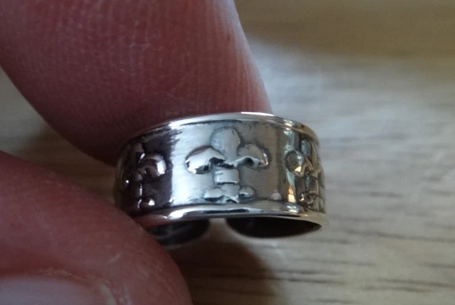 Sterling Silver Decorative Fleur de Lis design around 6mm wide Toe Ring