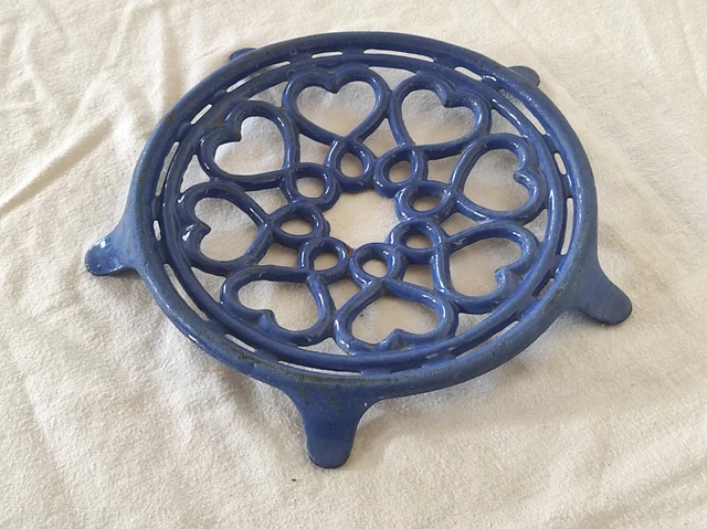ANCIEN DESSOUS De PLAT FONTE émaillée Bleue GRAPPE RAISIN & FEUILLE Au Centre D Imgx1200 2671