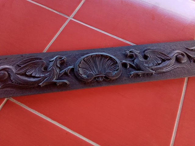 Antico Listello In Legno Interamente Intagliato A Mano, Grifoni Alati E Altro.