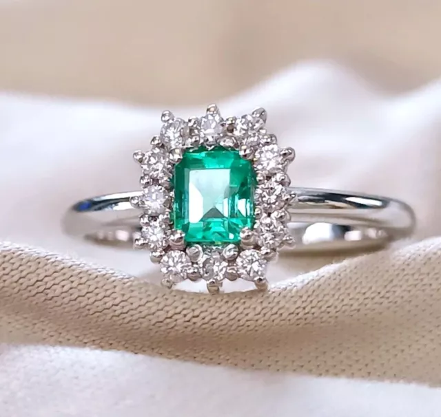 Anello fiore Smeraldo naturale e Diamanti Oro bianco 18k mod. Lady Diana