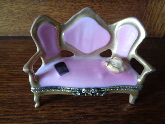 Boite A Pilule Forme Canape Bergere  En  Porcelaine Limoges  Peint Main