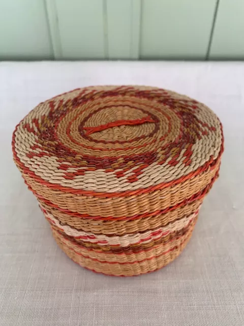 Cesta de anidación cubierta redonda decorada con mango en cubierta