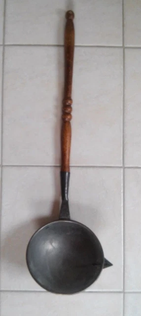 ANCIENNE LOUCHE A Olive En Métal Et Manche En Bois Tourné EUR 40,00 - FR