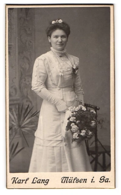 Fotografie Karl Lang, Mülsen i. Sa., Junge Dame im weißen Kleid mit Blumenstrau