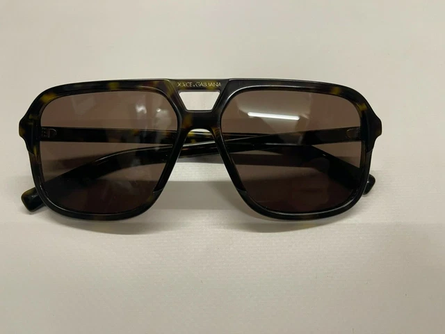 DOLCE & GABBANA Paire de lunettes de soleil .