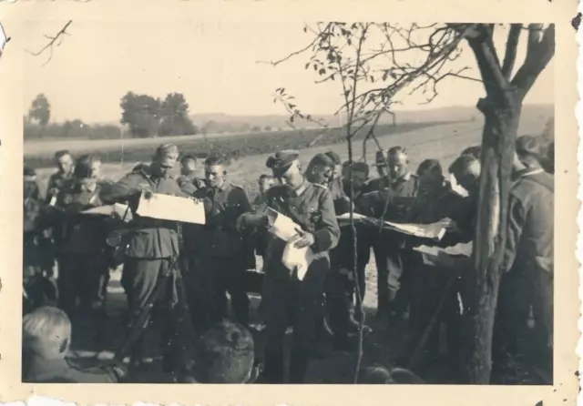 Foto WK II Wehrmacht Soldaten Lagebesprechung 15. Kompanie II.Zug L1.68