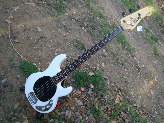 Music Man Sterling S.U.B. Sting Ray 4 MM Basse électrique très bon état Long sc