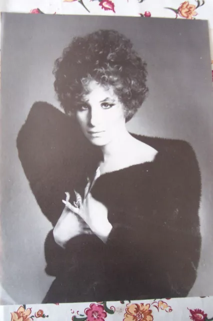 Barbara Streisand , page photo magazine , noir et blanc , french document .