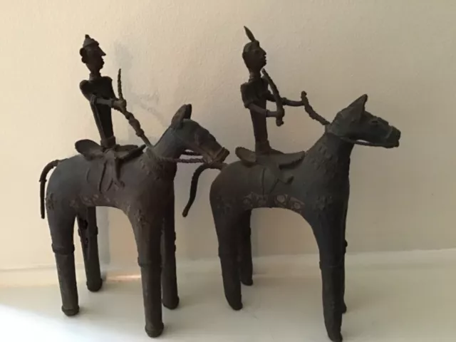 Par de maravillosos caballos y jinetes dogon africanos antiguos de bronce de Mali