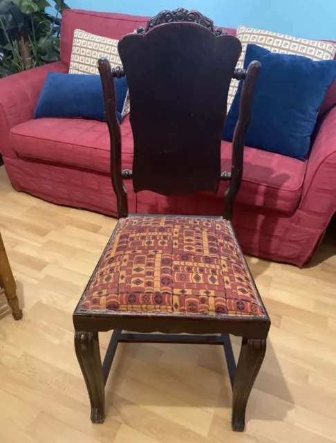 Silla antigua de madera con tapizado