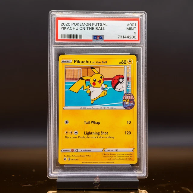 Carte Pokémon Pikachu On The Ball 001/005 - Promo UK Football - État Légèrement Joué (LP)