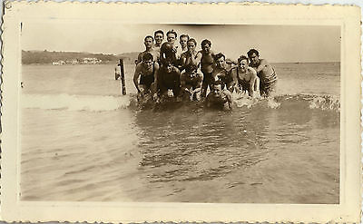 Photo Ancienne - Vintage Snapshot -Homme Groupe Plage Mer Maillot Bain Sablettes