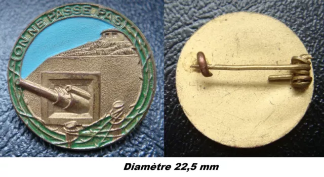 Insigne Ligne Maginot doré et peint, fond granuleux diamètre 22,5 mm