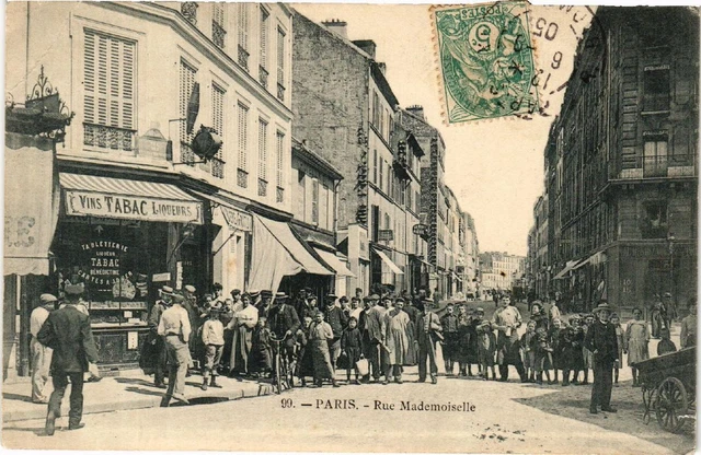 Surprenant immeuble rouge Rue de la Croix Nivert : 15ème arrondissement