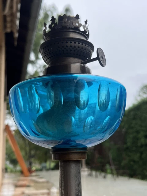 Ancienne Lampe à Pétrole Verre Opalin Bleu Azurin Tube Cristal de Bohême - Antiquités