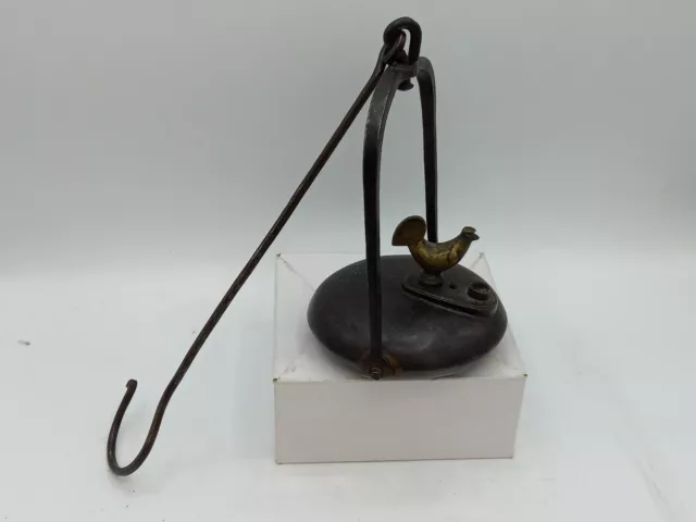 Ancienne lampe à l'huile de cave ou de mineur en fer forgé modèle àu coq de piot
