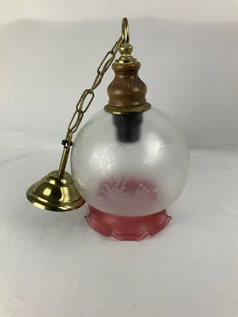 Ancien lustre à suspension vintage laiton bois verre soufflé rose gravé florale