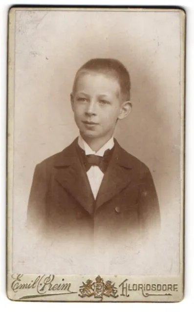 Fotografie Emil Preim, Floridsdorf, Pragerstr. 17, Junger Mann im Anzug mit Fli