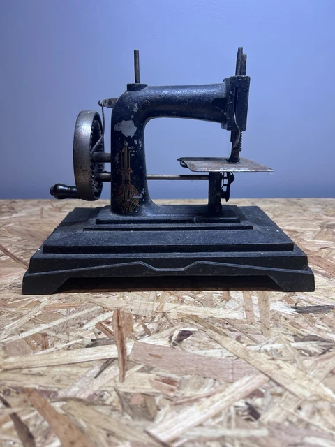 Ancienne machine à coudre jouet Punch - RETRO BROC