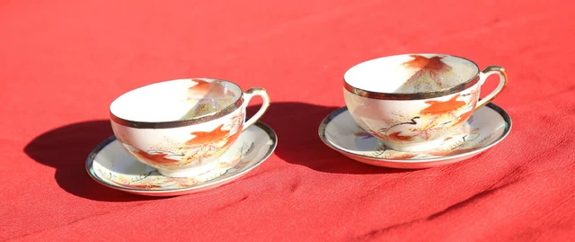 2 tasses et sous tasses très fines japonaises tete de geisha sur le fond