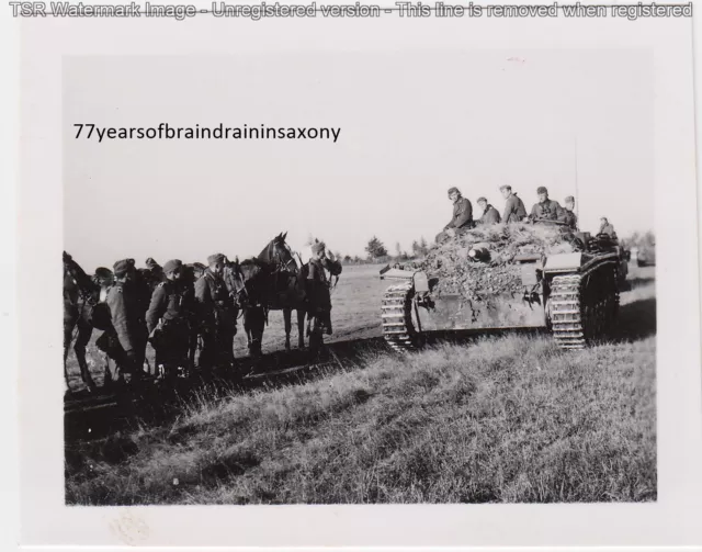 Foto Ostfront Rußland Wehrmacht Soldaten mit Sturmgeschütz Stug Panzerkampfwagen