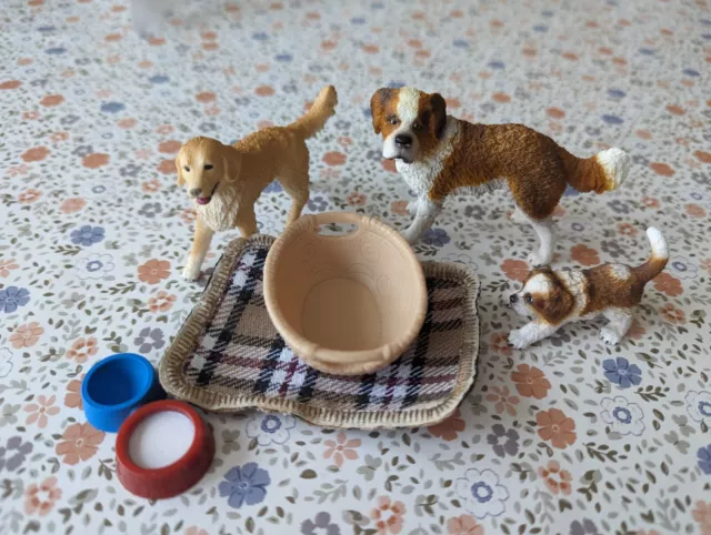 Schleich Hunde Retriever, Bernhardiner mit Welpe + Körbchen, Napf + Deckchen