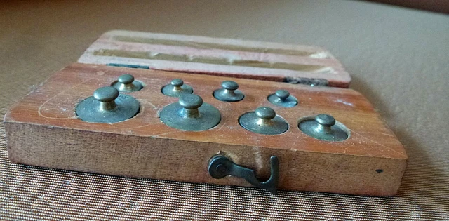alter kleiner Gewichtsatz in Holzkiste - wohl für Handwaage Münzwaage 5,3,2,1gr. 3