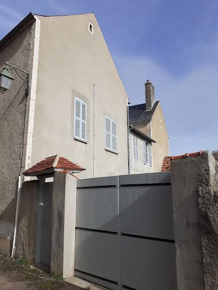MAISON DE CARACTERE, 19e,  200 m2 habitables, dépendances, cour fermée. 3