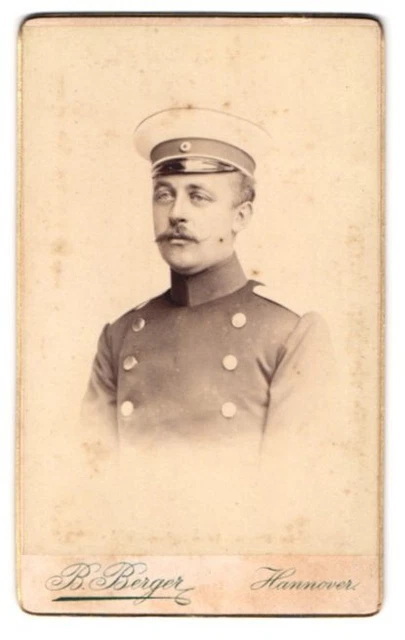 Fotografie B. Berger, Hannover, Portrait Offizier in Uniform mit Schirmmütze