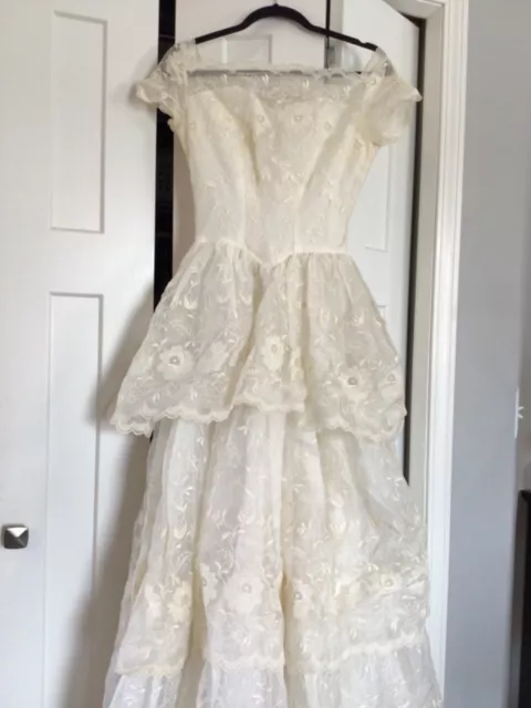 1950’s Wedding dress w/ Veil, Beautiful Embroidered Sheer layers w/underskirts