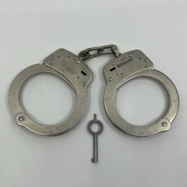 Smith and Wesson M100-1 Chain Handcuffs w/ Key