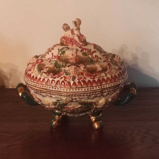 Belle soupière ancienne, plat recouvert, porcelaine italienne CAPODIMONTE