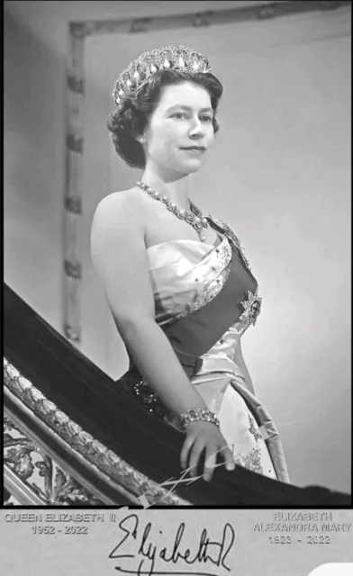 Her Majesty Queen Elizabeth Ii Rare Signed Portrait 6 X 4  Photo Print 6