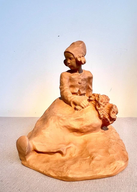 Ruth MILLES (1873-1941) Jeune Bretonne Assise Au Bouquet Terre Cuite Art Nouveau