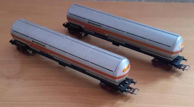 Lot de 2 wagons citerne pare-soleil "Butagaz" Jouef.