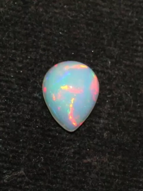 Opal Gemstone 1.45 Carats Naturel Éthiopien Pear Opal Desseré Cabochon Fire Opal