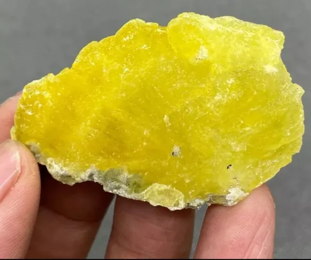 cristal de Brucite jaune éclatant. 83,50 carats, 55x36mm. Balochistan, Pakistan