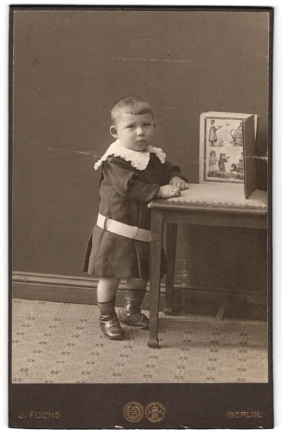 Fotografie J. Fuchs, Berlin, Friedrichstrasse 108 u. 138, Kleines Kind im Kleid