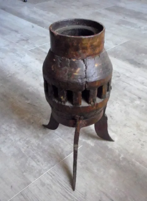 Ancien moyeu roue bois sur trepied fer forgé art populaire support table basse