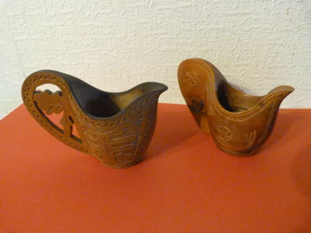 2 tasses sculptées Queyras Montagne berger, en bois bon état voir photos