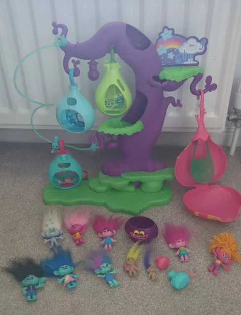 Hasbro Dreamworks Trolls Tree House And Figure Assortment Bundle