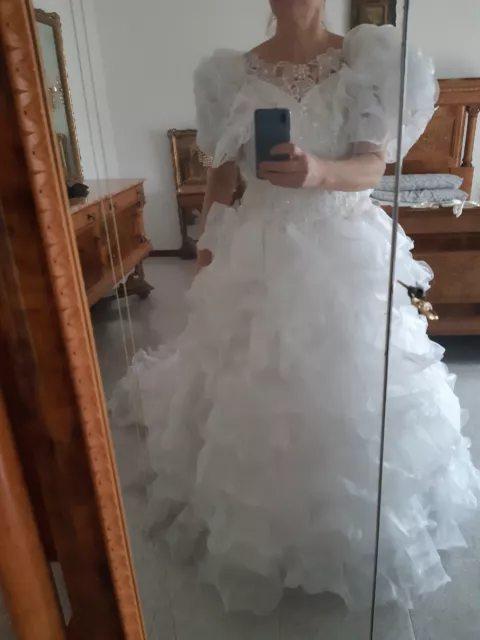 Abito da sposa in pizzo e organza con perline e paillettes sottogonna e guanti