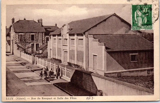 58 LUZY - rue du rempart et la salle des fetes.
