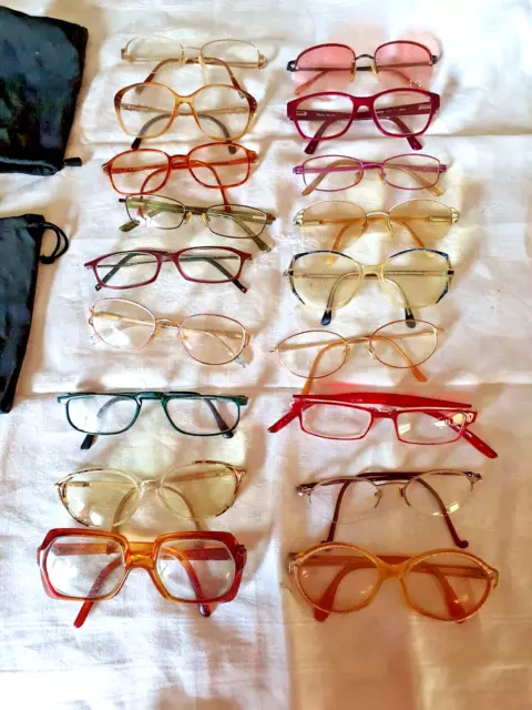 Lot de 20  paires de lunettes diverses de vues--certaines anciennes